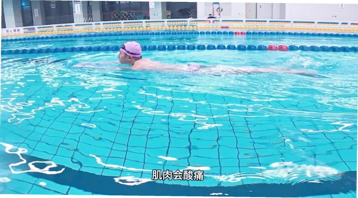 游泳浮板打腿 示意图